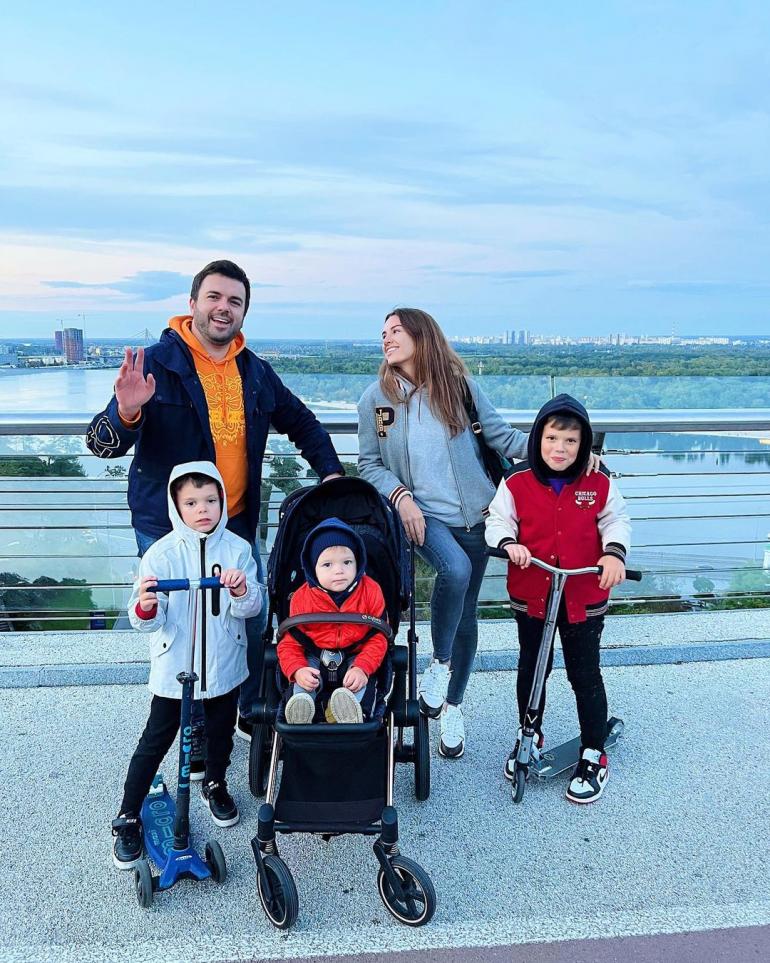 Григорій Решетник із сім'єю на мосту
