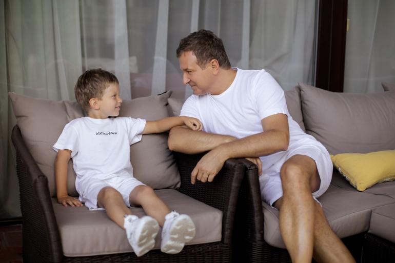 Юрій Горбунов сидить на дивані із сином