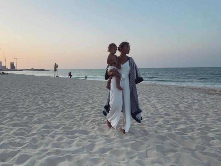 Василиса Фролова на пляжі із сином