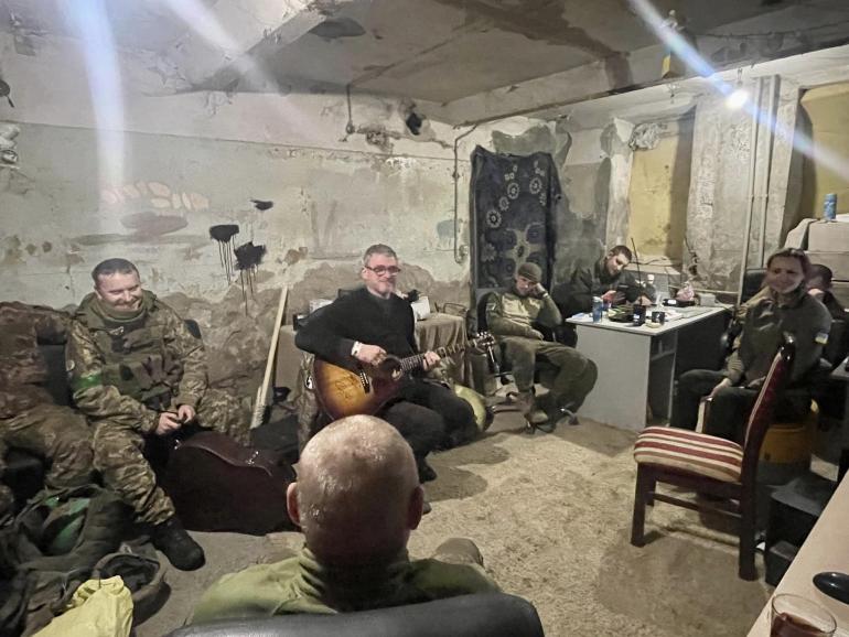 Арсен Мірзоян у підвалі грає на гітарі