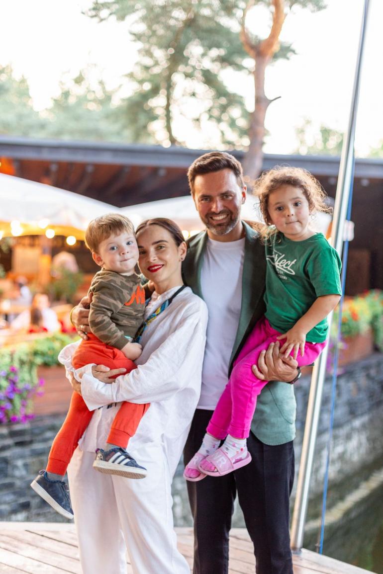 Тімур Мірошниченко з дружиною і дітьми