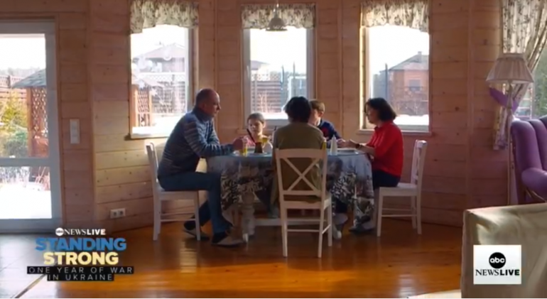 Марічка Падалко з сім'єю за столом