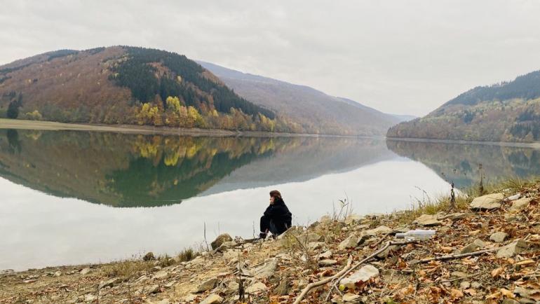 жінка на березі річки