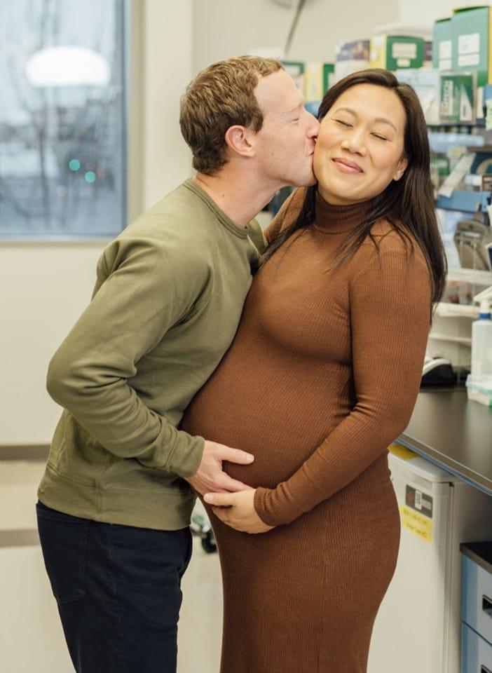 Марк Цукерберг цілує дружину