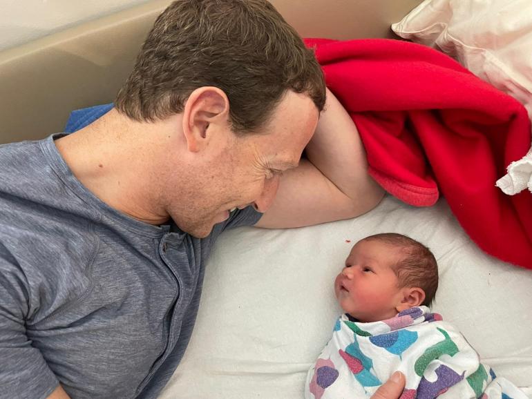 Марк Цукерберг із донькою лежить на ліжку