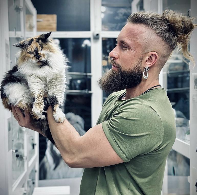 Олексій Суровцев з котом