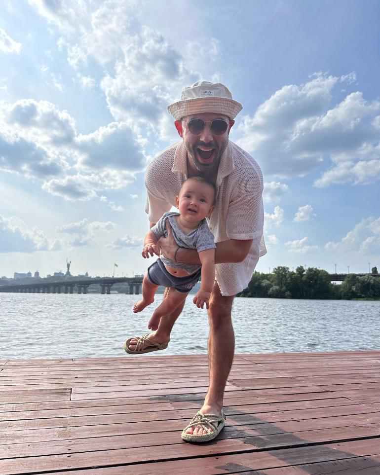 Андрій Бєдняков з дитиною біля річки