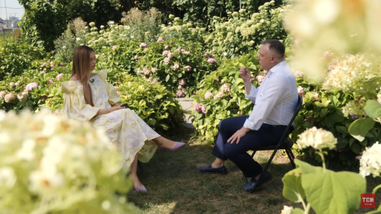 Наталя Островська і Олег Маланчук сидять у саду