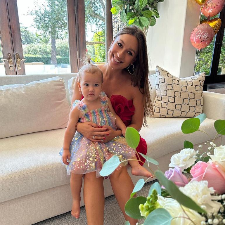 Олександра Шульгіна з донькою сидить на дивані