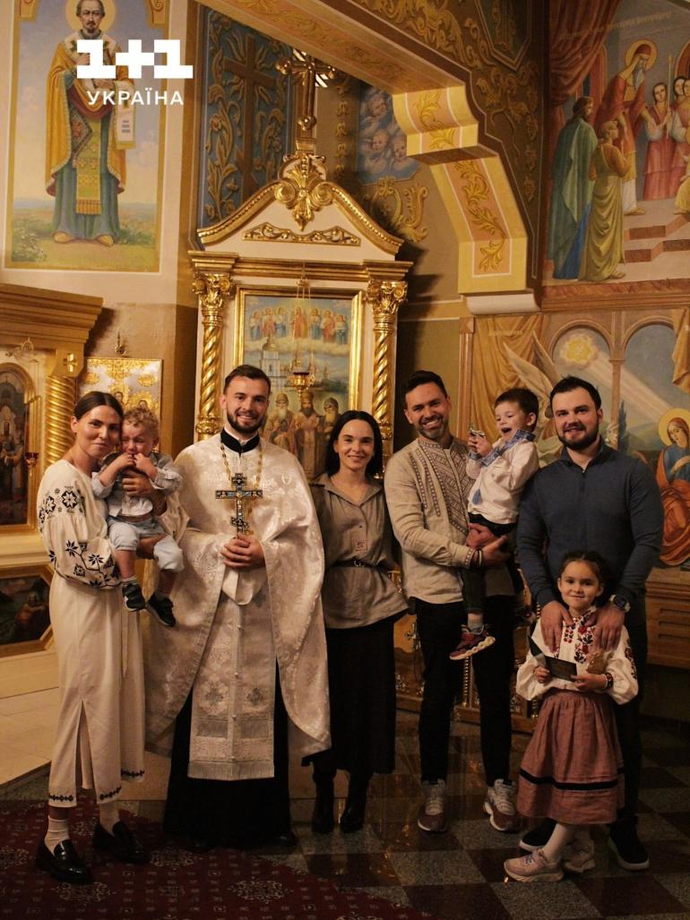 Тімур Мірошниченко з рідними стоїть у церкві