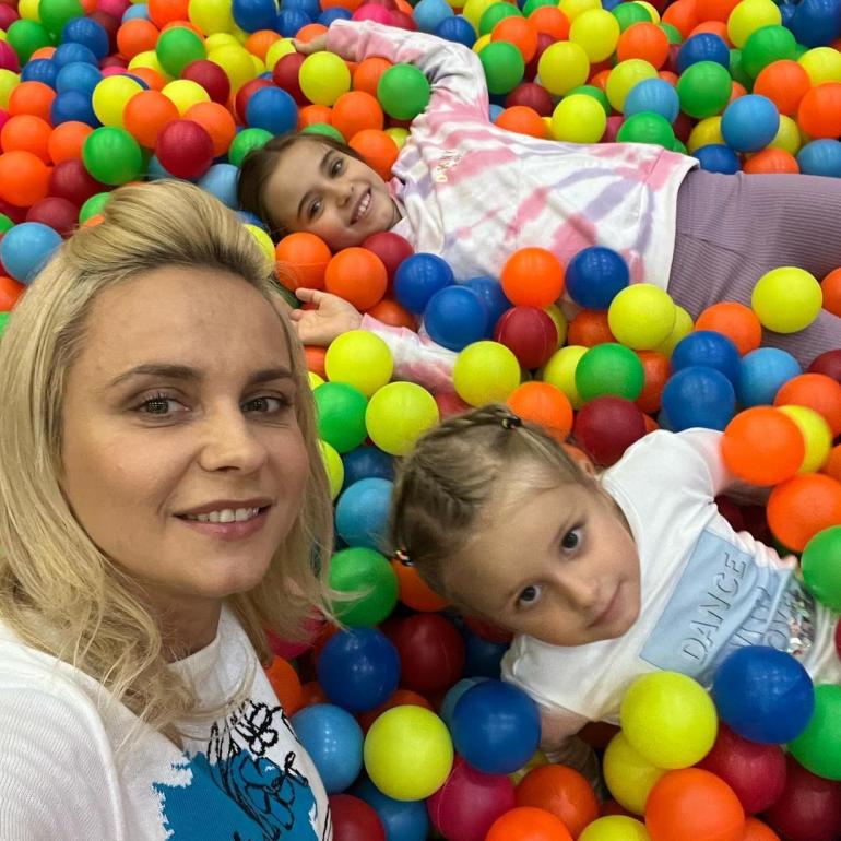 Лілія Ребрик з доньками