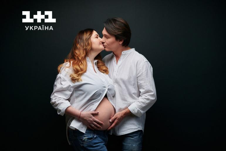 Олексій Нагрудний разом із дружиною Світланою Горошковою цілуються