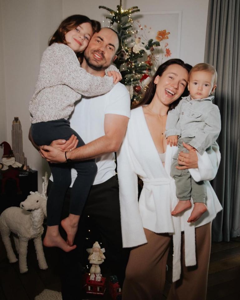 Андрій Бєдняков і Анастасія Коротка з дітьми