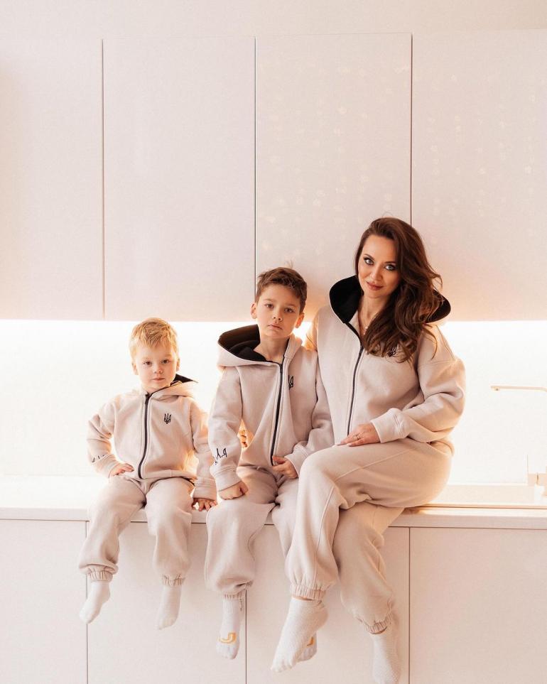 Ганна Саліванчук з дітьми сидить на кухні
