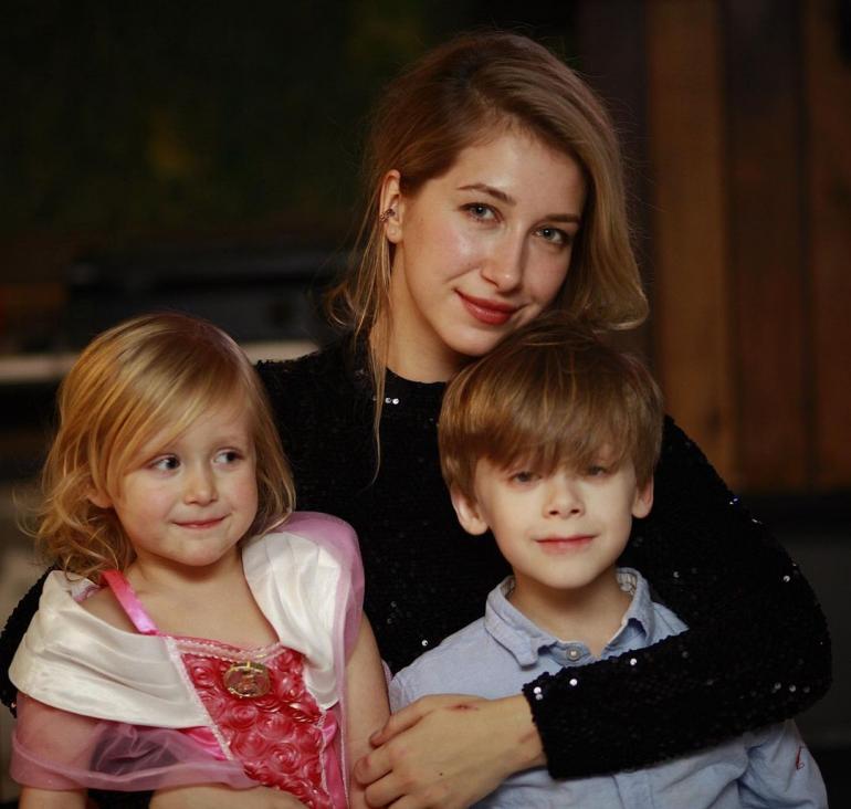 Стася Ровінська з дітьми
