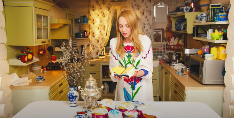 Оля Полякова на кухні