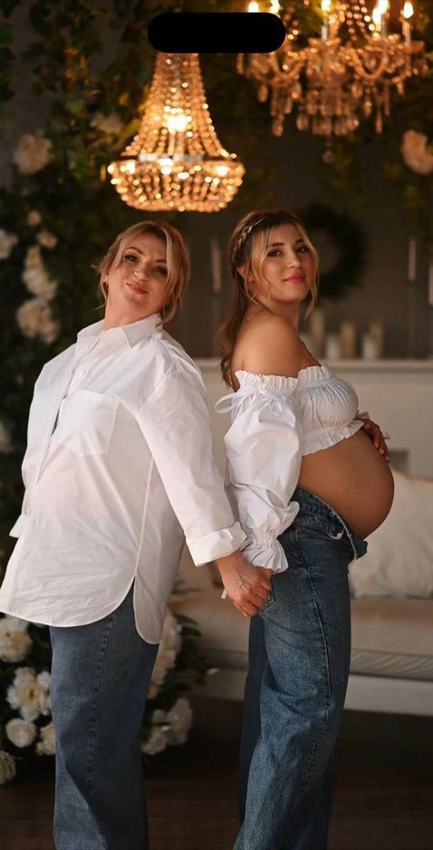 дві жінки, одна вагітна