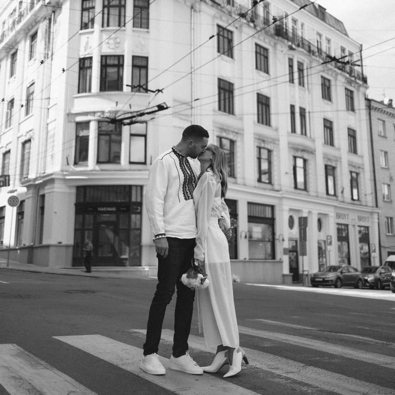 Ірина Сопонару з чоловіком на вулиці