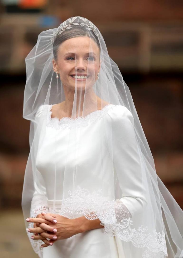 Олівія Хенсон у весільній сукні