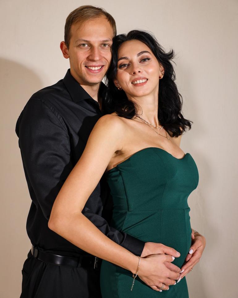 Ірина Геращенко стоїть з чоловіком