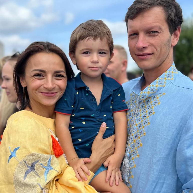 Ілона Гвоздьова з сином та чоловіком