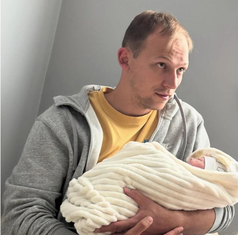Сергій Спільняк з дитиною на руках