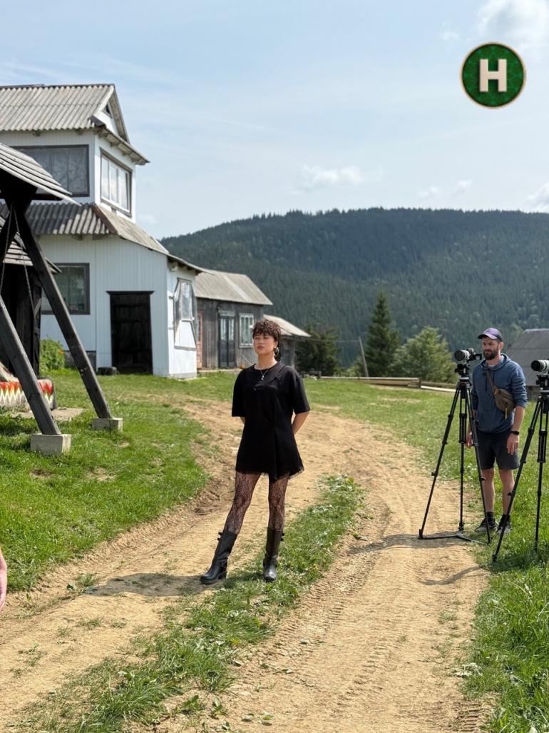 Lida Lee на вулиці на дорозі стоїть