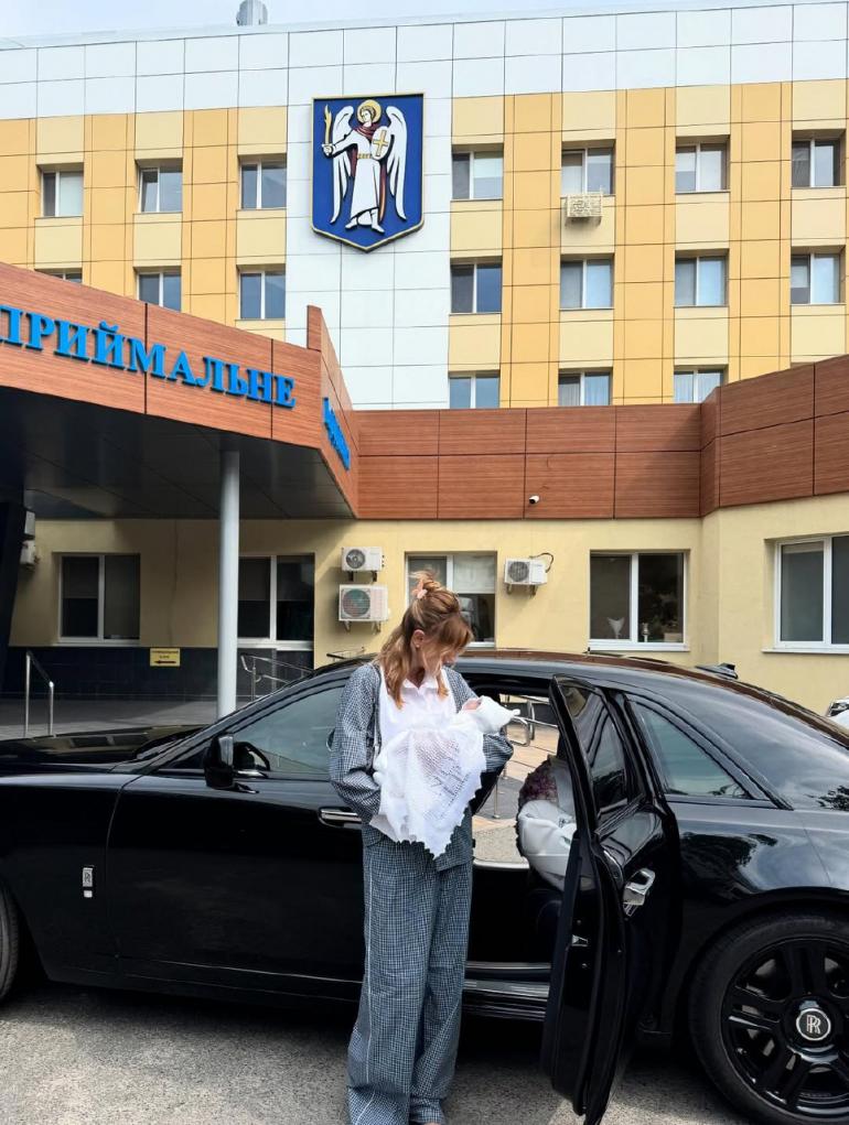 Леся Нікітюк біля пологового