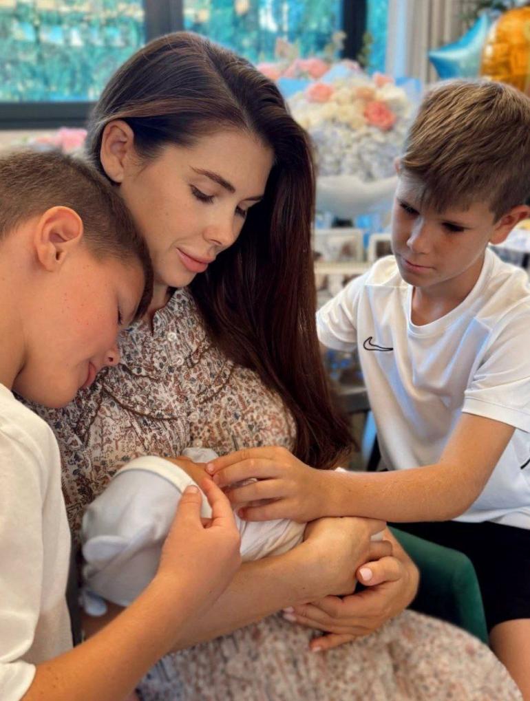 Анна Реброва з синами