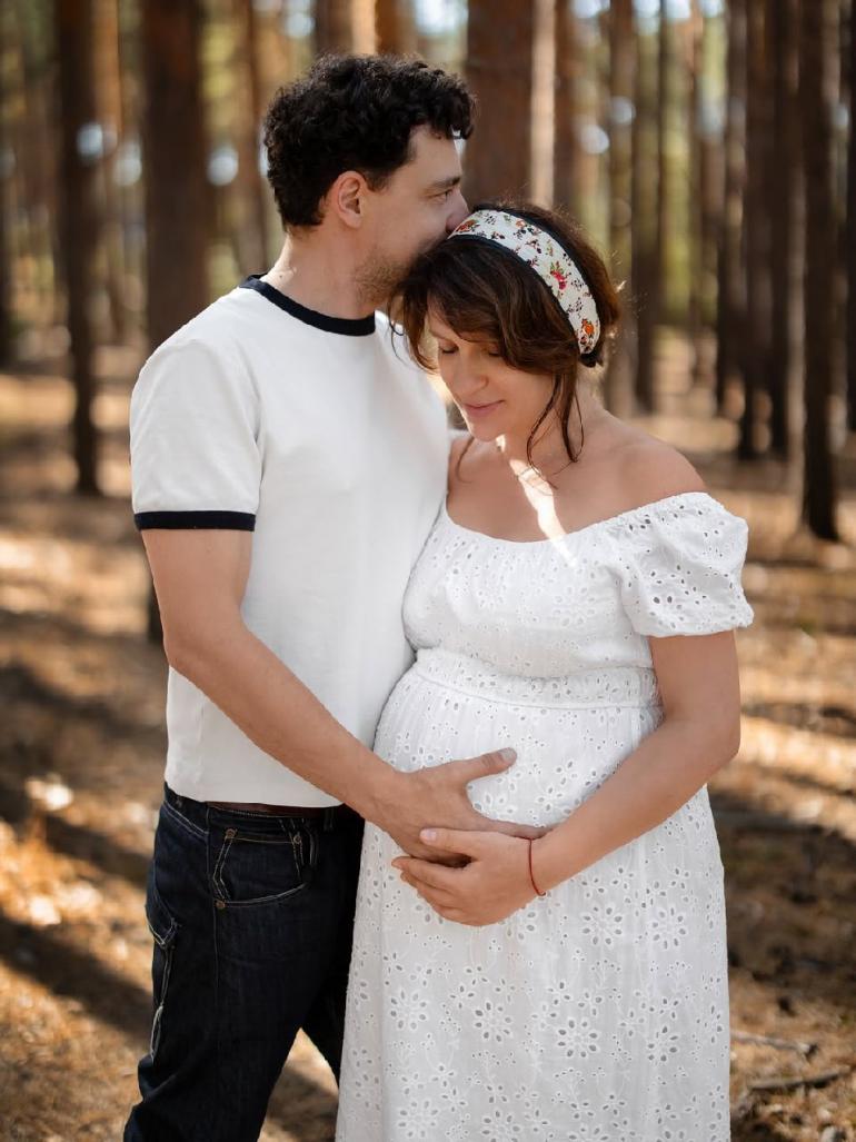 Євген Синельников в лісі з вагітною дружиною