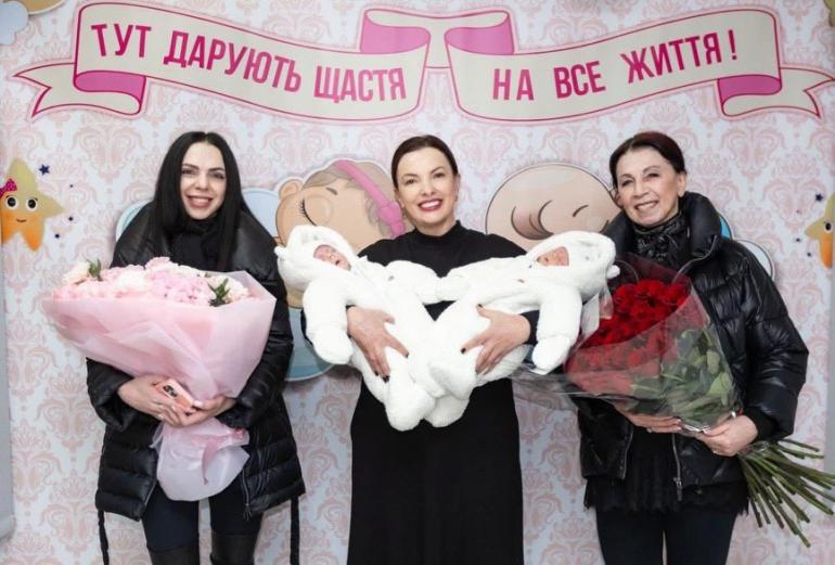 Sonya Kay з лікаркою, синами та мамою