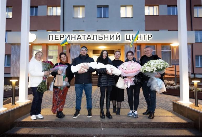 Sonya Kayз лікарями та рідними під час виписки з пологового