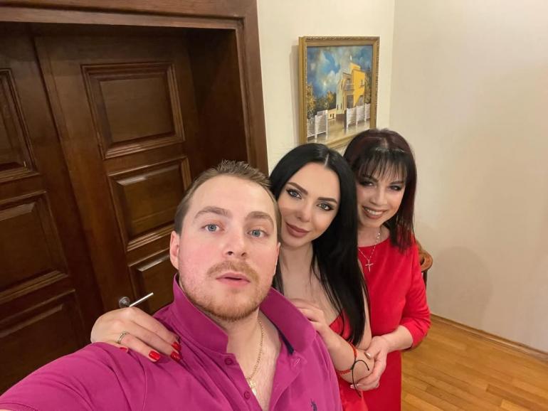 Sonya Kay з чоловіком і мамою