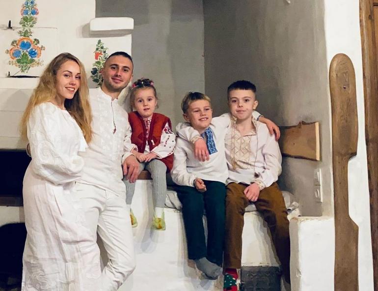 Тарас та Олена Тополі з дітьми