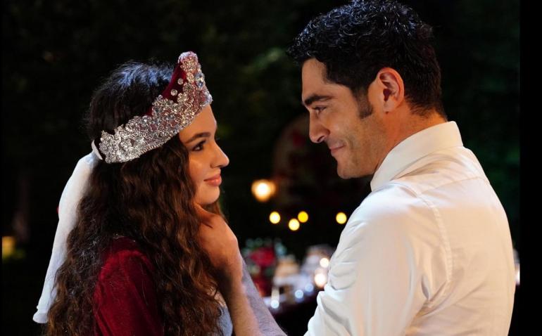 Жінка і чоловік стоять у профіль поруч