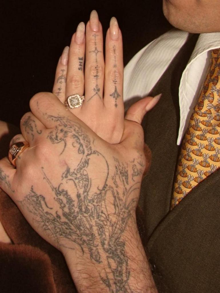 Дав Кемерон показала діамантову каблучку