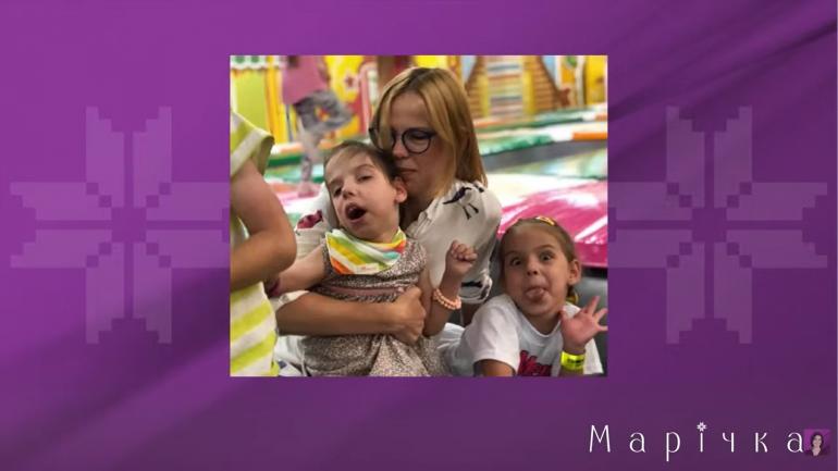 Дружина Ілларіона Павлюка з дівчатами