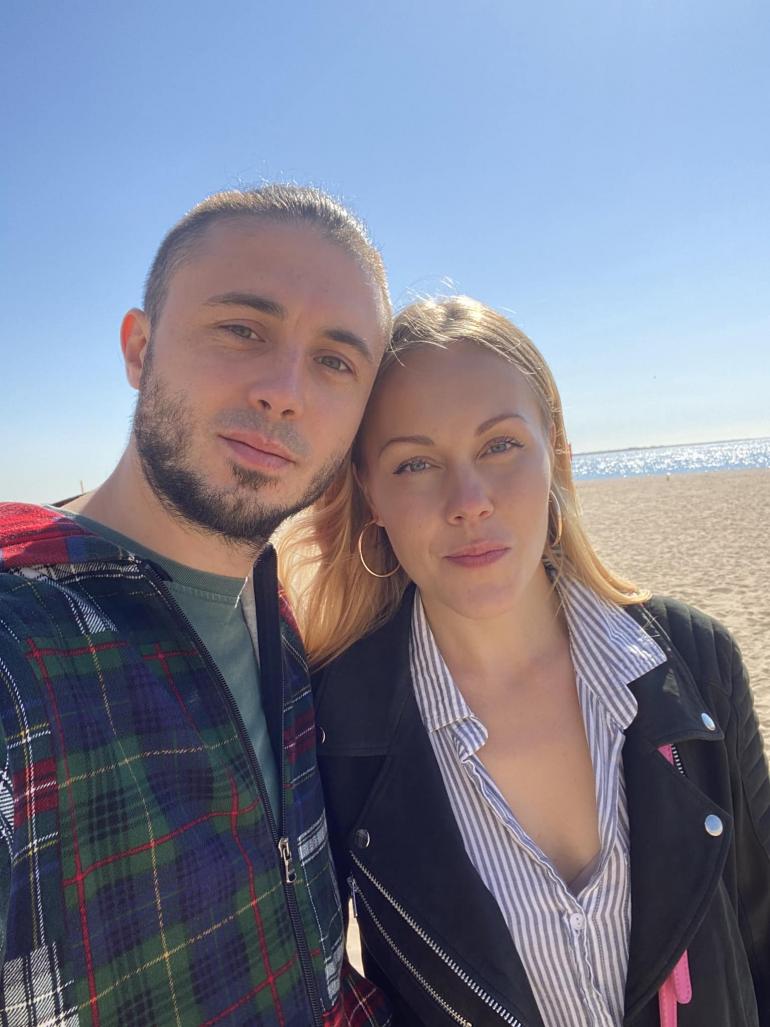 Тарас Тополя з дружиною у полі