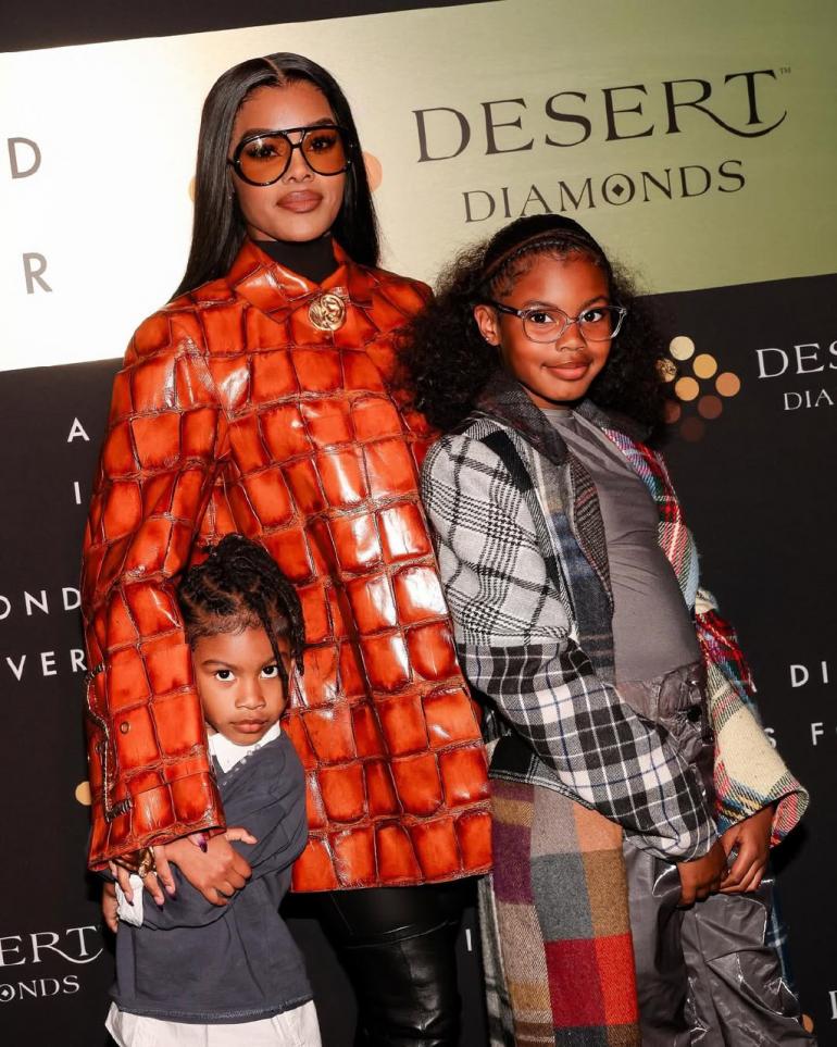 Теяна Тейлор з доньками