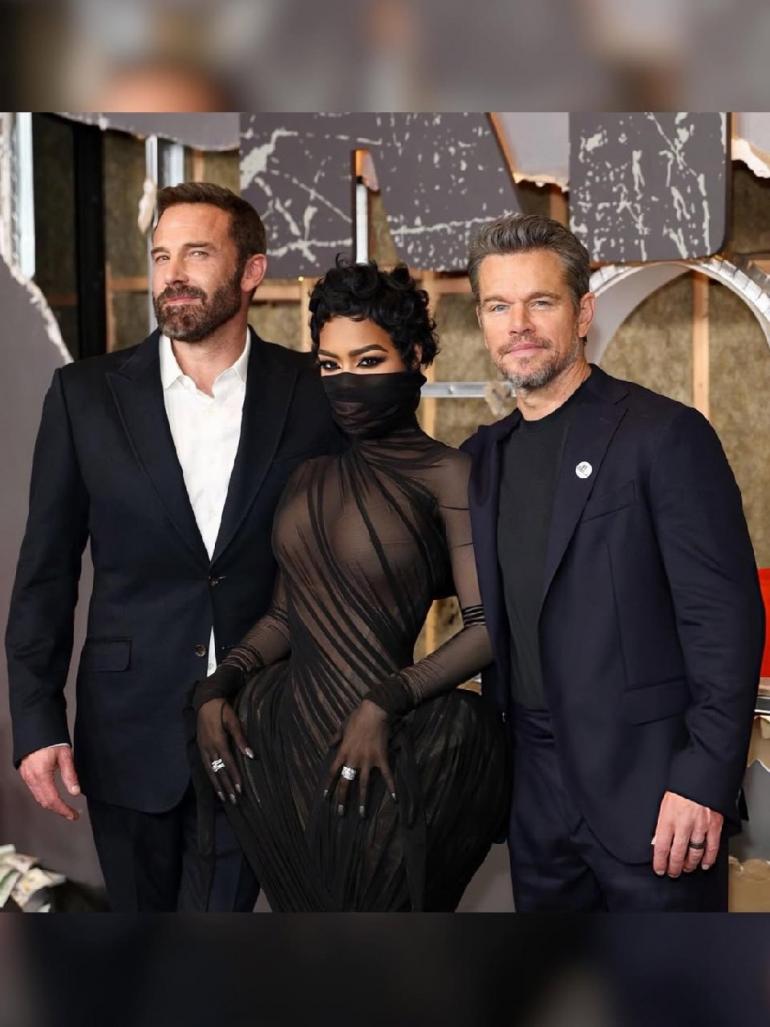 Теяна Тейлор Беном з Аффлеком і Меттом Деймоном на прем'єрі фільму The RIP 