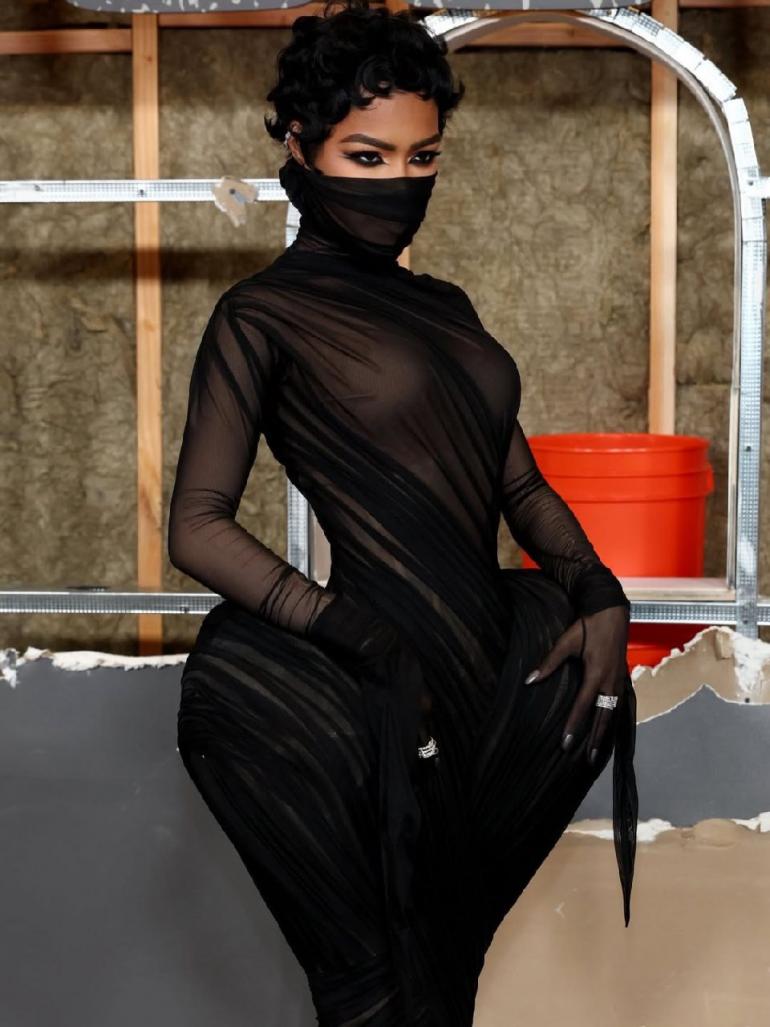 Теяна Тейлор у чорній сукні Ashi Studio 