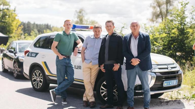 Четверо чоловіків бял машини