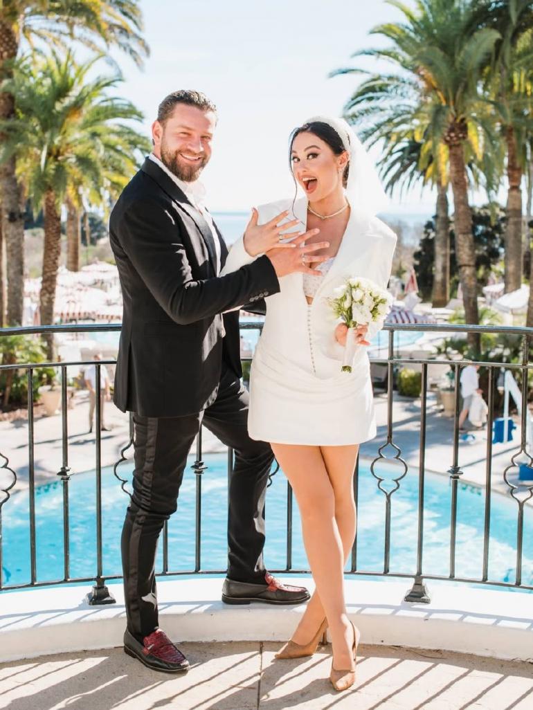 Богдан Юсипчук з нареченою біля басейну