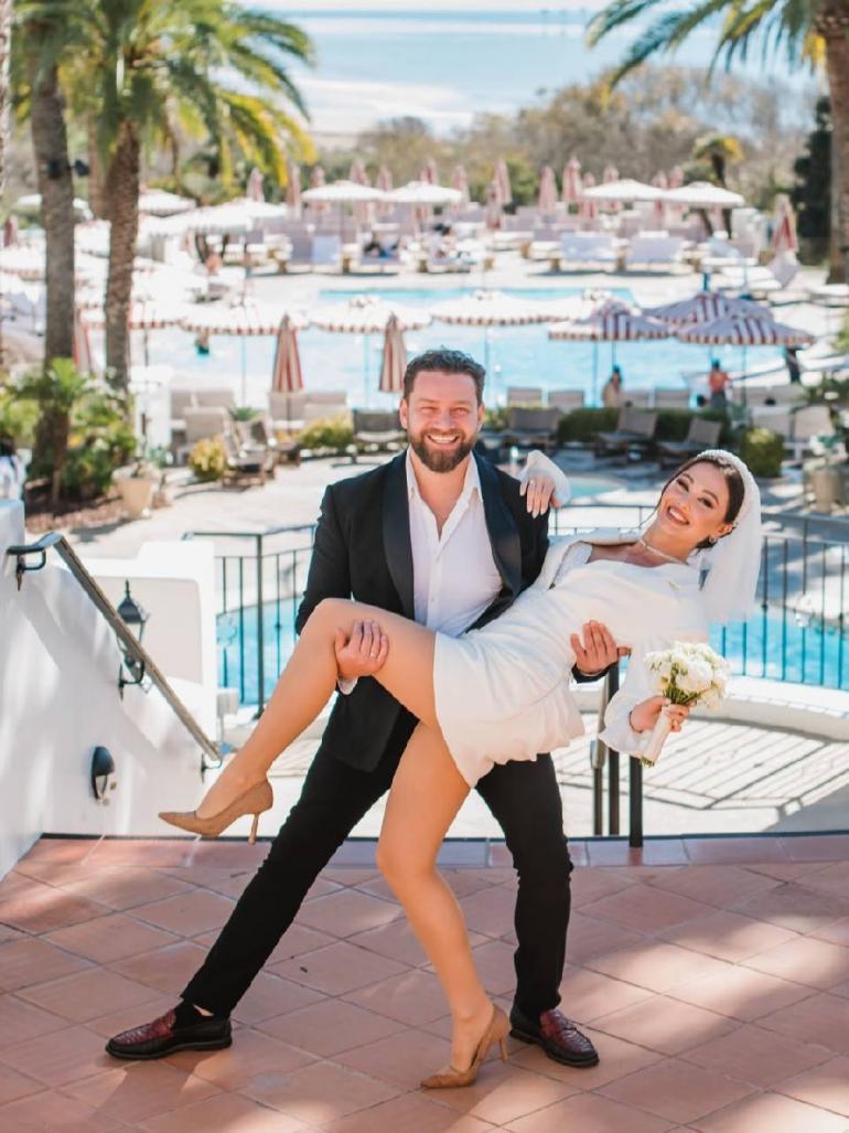 Богдан Юсипчук з нареченою стоїть