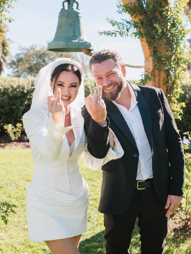 Богдан Юсипчук з нареченою у весільній сукні