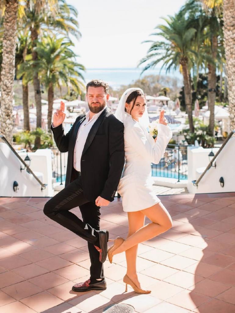 Вероніка і Богдан Юсипчук стоять на фоні басейну