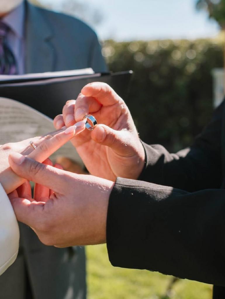 каблучку одягають на палець