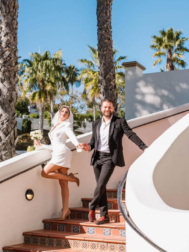 Богдан Юсипчук з дружиною спускається сходами