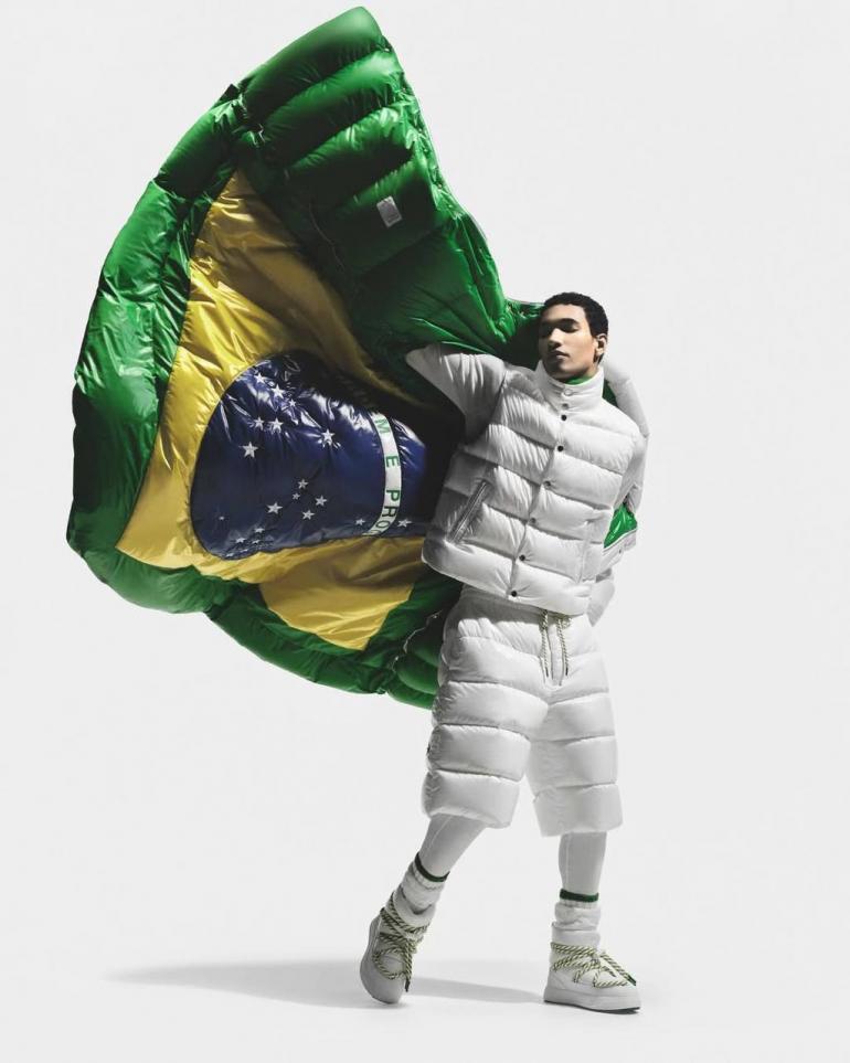 Чоловік у білому пуховику Moncler