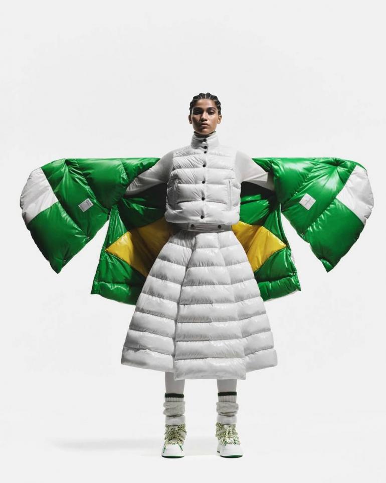 Жінка у білому пуховику Moncler